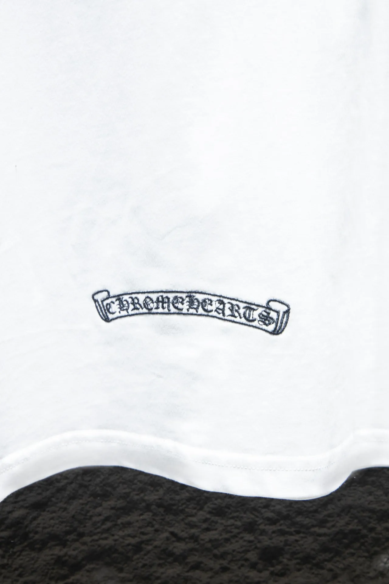 P178 🆕Chrome Hearts os version is really charming and Chrome Hearts is really a must-have. Each season's new version is made to the extreme. It is very practical and can be worn casually. Nice✔️ - ⚠️100% cotton. It is made of 32-count double yarn, 260-gram weight fabric and imported knitted carded cotton. It has moderate thickness, drape and contour, and the upper body is comfortable! ! It is very tolerant to fat body types and can instantly lose five pounds after wearing it!  Front panel #Back panel Simple elements# Artistic arrangement of English letters. Imported Tajima high-density heavy-duty embroidery technology. The fonts are three-dimensional and full. The letters are embroidered by imported machines after adjusting according to the original details. The thickness is moderate. The hardware is imported hardware accessories. Handmade elements are added to the body, which greatly increases the interest of the clothing; unique visual effects. After special fraying effect treatment, a unique distressed effect is formed. An irregular hem is added to the version. This year, Crow Heart is focusing on the version. In the past two years, the oversize version has become the focus of the trend. It has also been a popular staple in the past two years. The change of designers has made this brand an instant hit. The progressive fashion of the times also needs the blood impact of fresh elements and trendy designs in order to continue its glory! It’s stylish both inside and outside, a must-have for high street travel! An absolute "eye-catching style" that can match couples 💏 Color: Black White Size: S M L XL